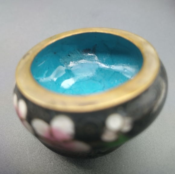 Pair Vintage Salt Cellars & Pepper Shakers Black w White Enamel Painted Flowers - Picture 11 of 12